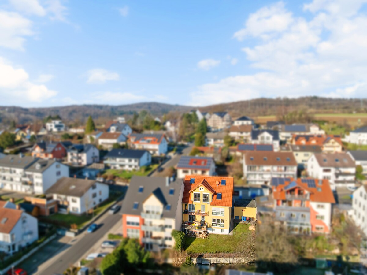 Außenansicht des sanierten Wohnhauses in Goldbach mit Blick auf die grüne Umgebung