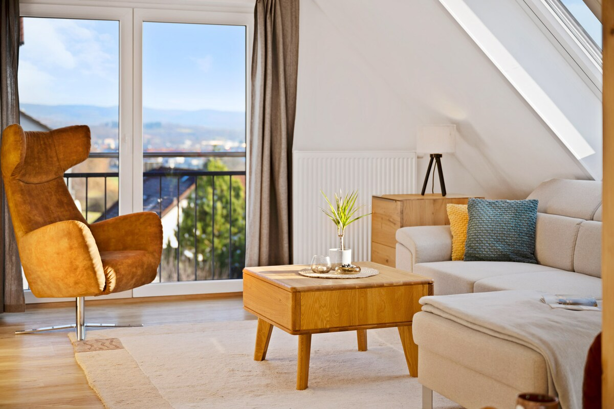 gemütliches Sofa mit Fernblick in den Spessart